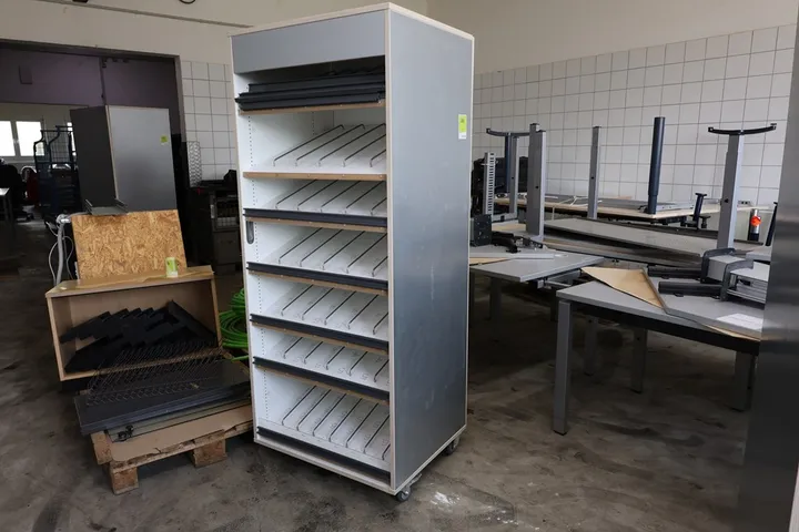 1 x Verkaufswagen Warenpräsenter Maße: 75 x 63 x 182 cm